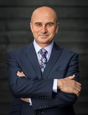 Philip Lymbery, Director Ejecutivo d CIFW en primer plano, de brazos cruzados y vistiendo traje y corbata