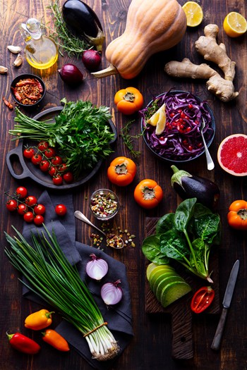 coloridas frutas y verduras en una mesa