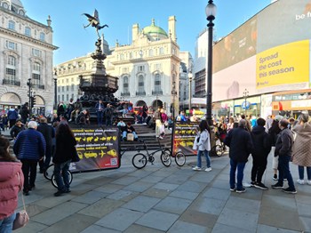 Bicicletas en Picadilly Circus, Londres, con carteles indicando que la ganadería industrial genera más gases de efecto invernadero que todos los vehículos del mundo.