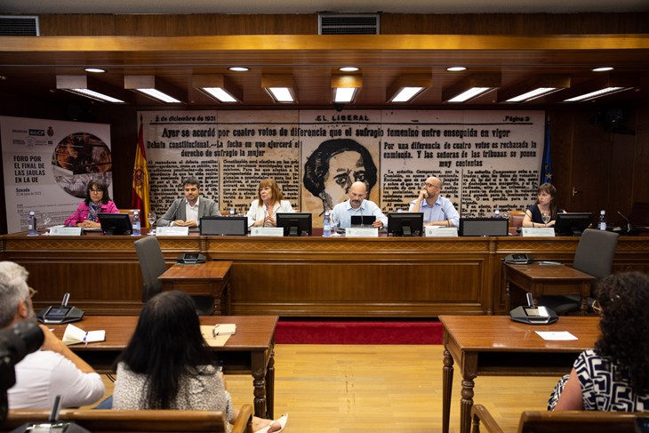Ponentes en el Senado participando en el Foro por el Fin de las Jaulas en la UE