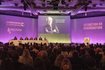 Brian Cox, dirige un mensaje personal a los delegados de la conferencia Extinción o Regeneración en el QE2, Londres.