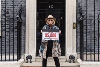 Joanna Lumley entregando al Gobierno británico las firmas para prohibir las exportaciones de animales vivos