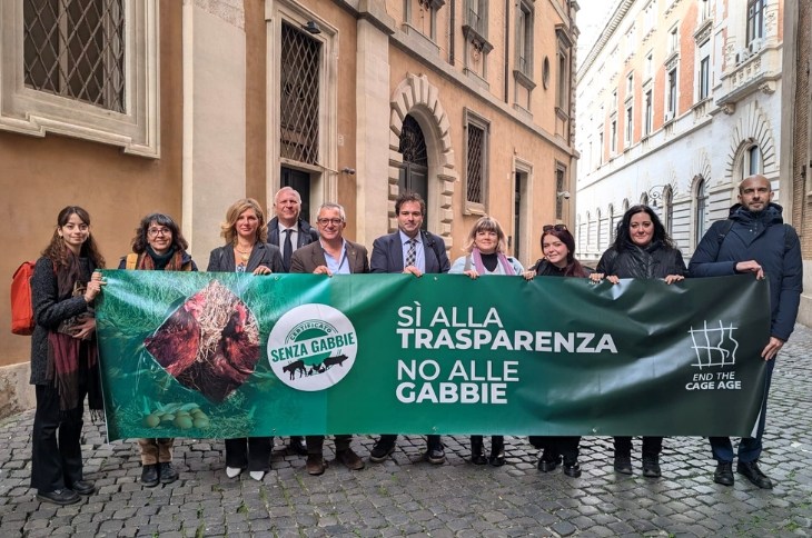 Un grupo de personas sosteniendo el banner de "sí a la transparencia, no a las jaulas"